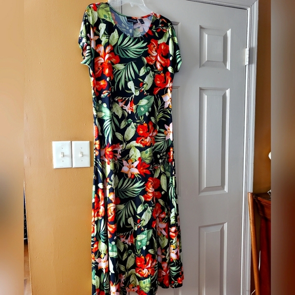 Attitudes by Renee Dresses & Skirts - 🆕Beautiful tropical print maxi dress